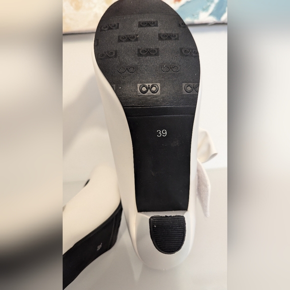 NWOT Mary Jane pumps glossy white 39 - Picture 4 of 4